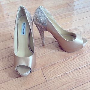 Steve Madden Open Toed Nude Pump. Size 8.5.
